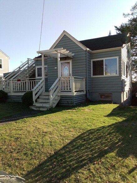 811 14th Ave, Seaside, OR 97138
