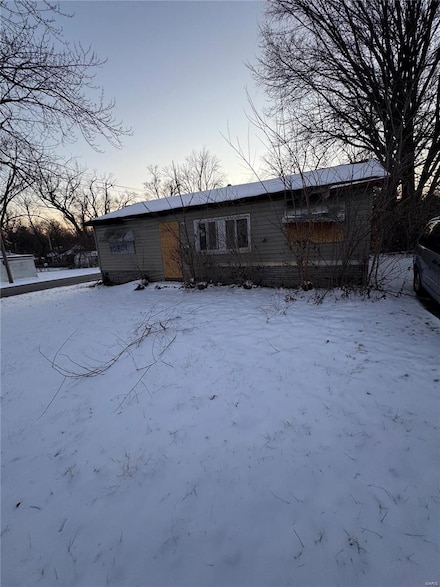 10301 Duke Dr, Saint Louis, MO 63136