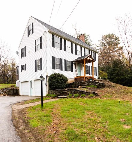 69 Pond St, Newton, NH 03858