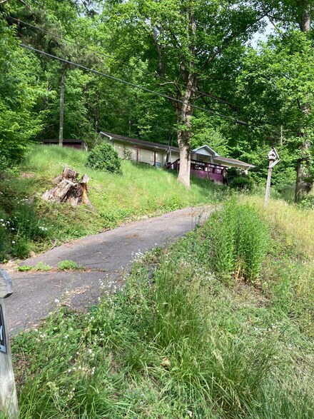 10400 Bold Camp Rd, Pound, VA 24279