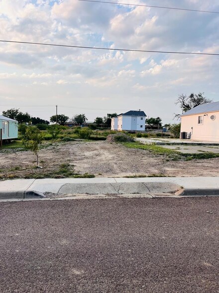 1515 Becos St, Fabrica, TX 78852