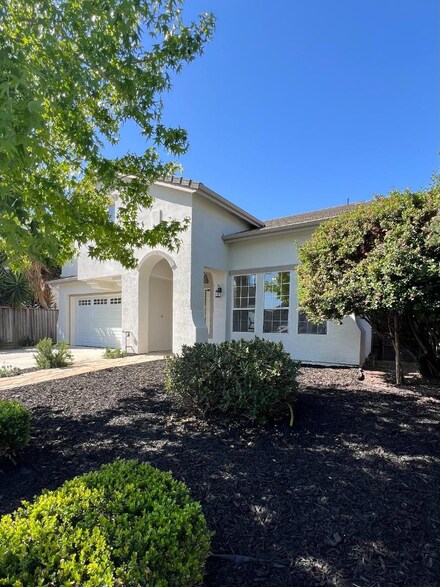 807 Mescal Ct, Salinas, CA 93905