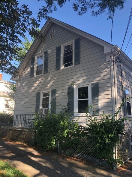 10 Mount Hope Ave, Bristol, RI 02809