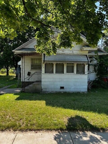 956 Union Ave, Benton Harbor, MI 49022