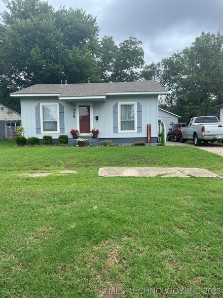 908 W Gentry St, Henryetta, OK 74437