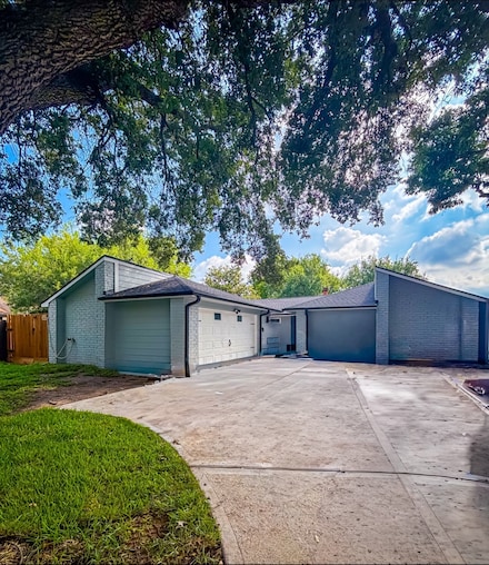 6803 Marta Dr, Houston, TX 77083