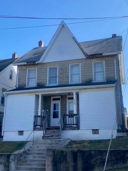 111 5th St, Slatington, PA 18080