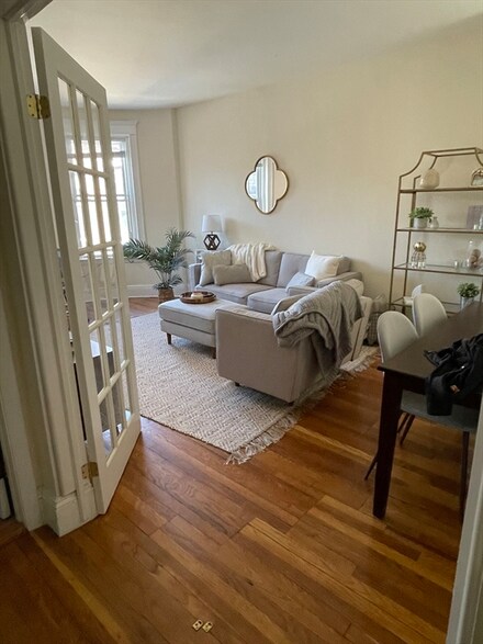 182 St Paul St Unit 2R, Brookline, MA 02445