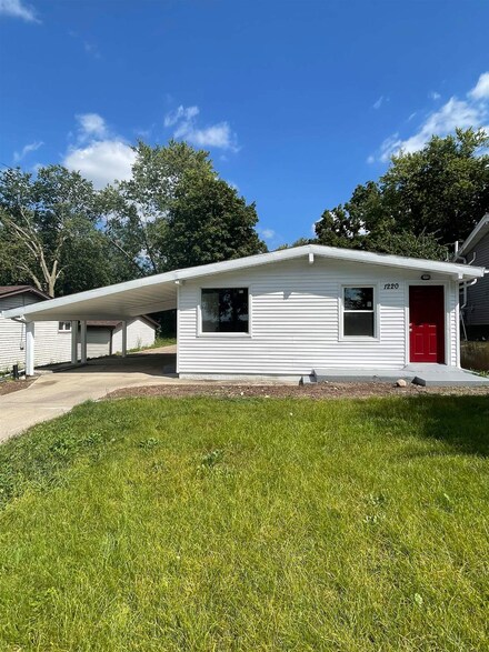 1220 S Johnston Ave, Rockford, IL 61102