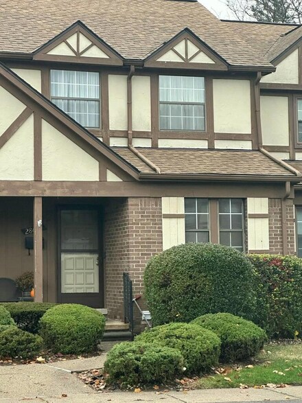 28612 Regent Ct N, Southfield, MI 48076