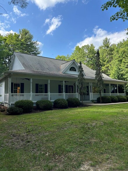 235 Royal Oaks Dr, Daniels, WV 25832