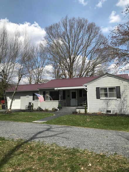 293 Clay St, Rupert, WV 25984
