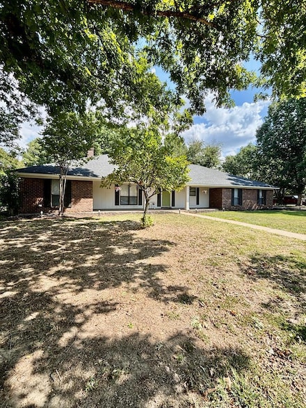 1842 Lake Manor Dr, Greenville, MS 38701