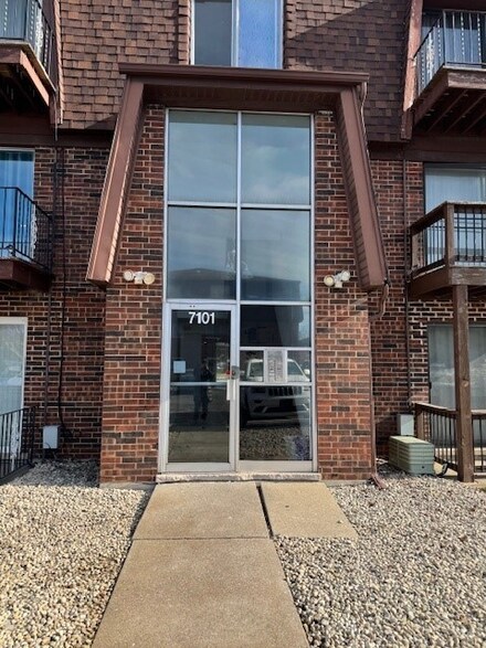 7101 166th St Unit 2C, Tinley Park, IL 60477