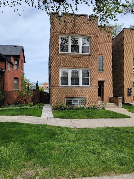 5202 W Winona St, Chicago, IL 60630