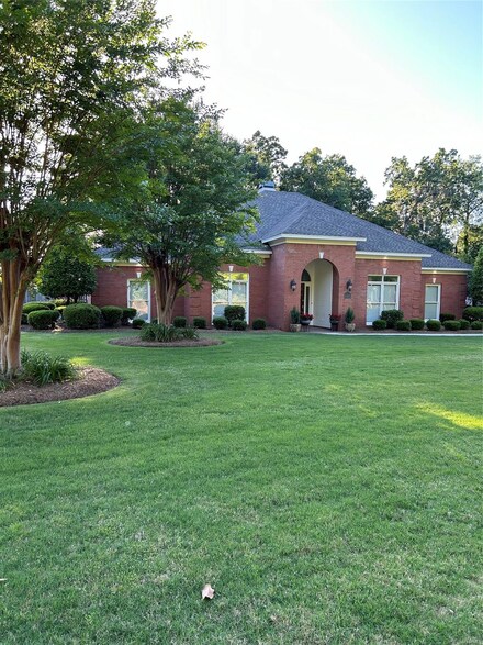 8260 Mossy Oak Dr, Montgomery, AL 36117