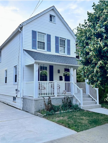 28 Saint Marks Ave, Rockville Centre, NY 11570