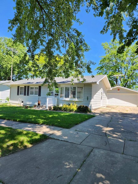 111 Park Ave, Charles City, IA 50616