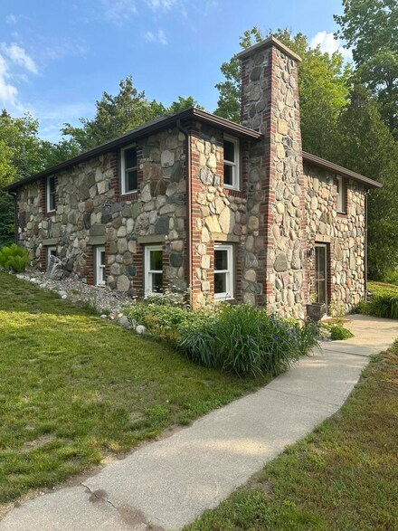 6727 Paradise Trail, Carp Lake, MI 49718