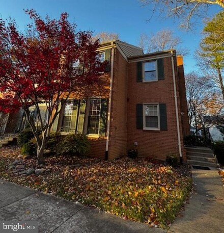 10360 Hampshire Green Ave, Fairfax, VA 22032