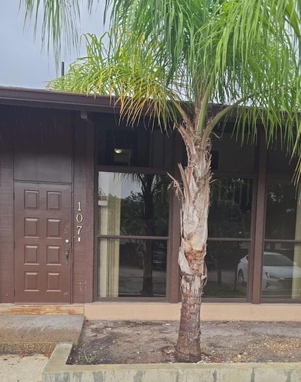 2421 N 40th Ave Unit 107, Hollywood, FL 33021