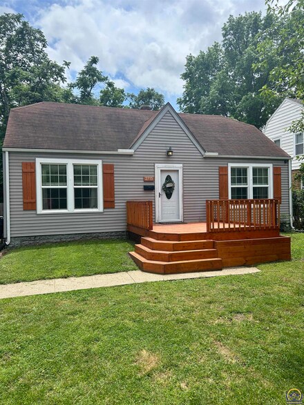 2715 SW 19th St, Topeka, KS 66604
