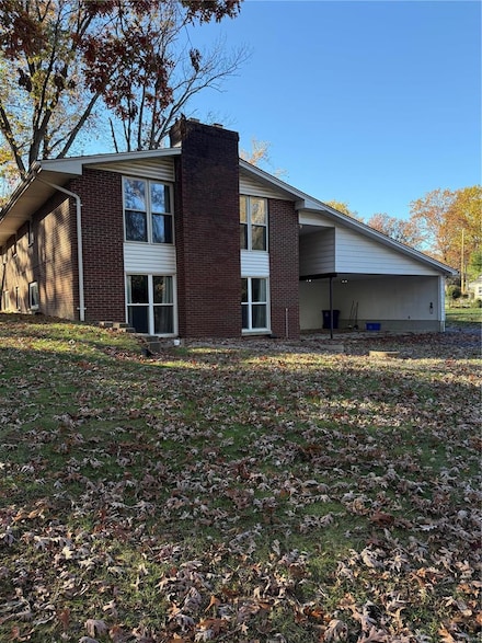 5002 Crystal Lake Dr, Godfrey, IL 62035