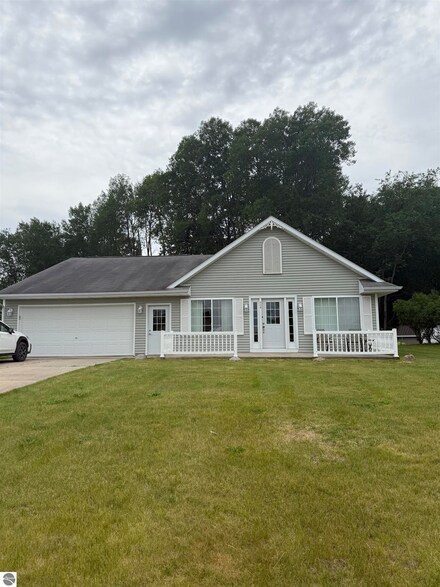 928 S Brinton Rd, Lake Isabella, MI 48893