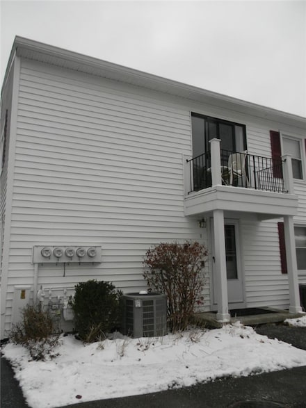 7 Falcon Ln W, Fairport, NY 14450