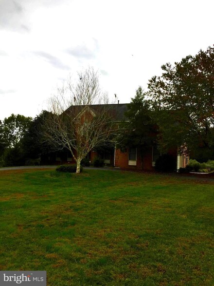 12061 Rose Hall Dr, Clifton, VA 20124