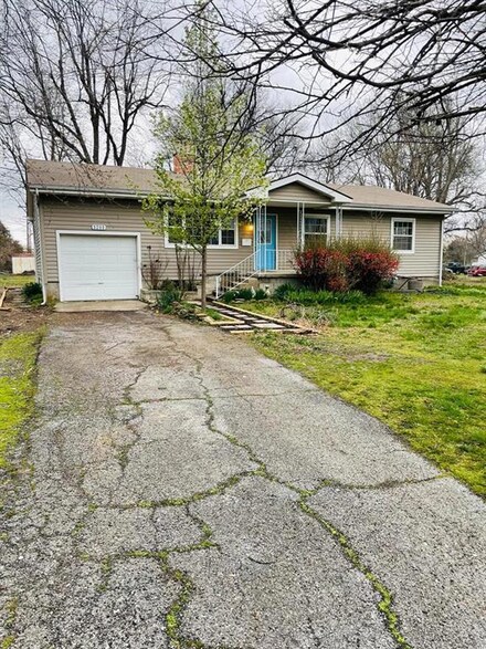 1201 E Maple St, Columbus, KS 66725