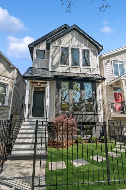 1928 W George St, Chicago, IL 60657