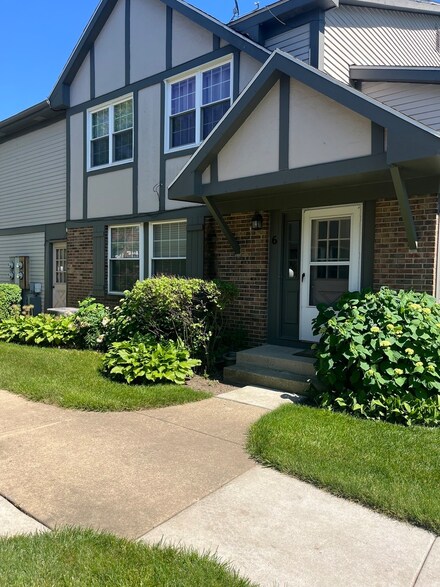 6 Fernwood Ct Unit 39B, Vernon Hills, IL 60061