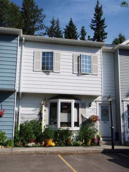1066 Evergreen St, Fairbanks, AK 99709