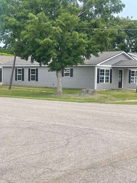 101 E Saint Francis St, Dexter, MO 63841