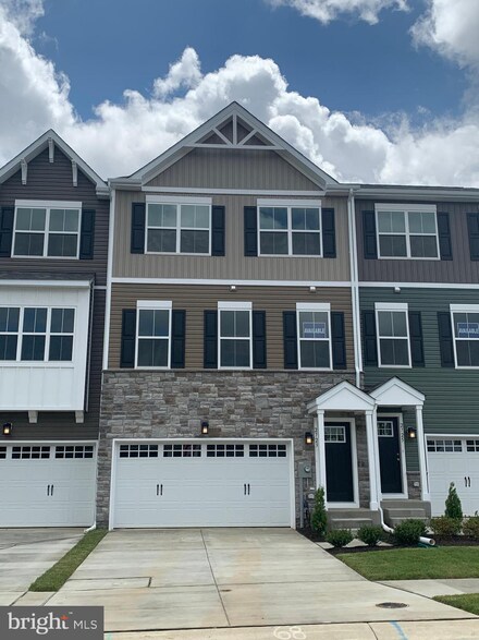 2723 Town View Cir, New Windsor, MD 21776
