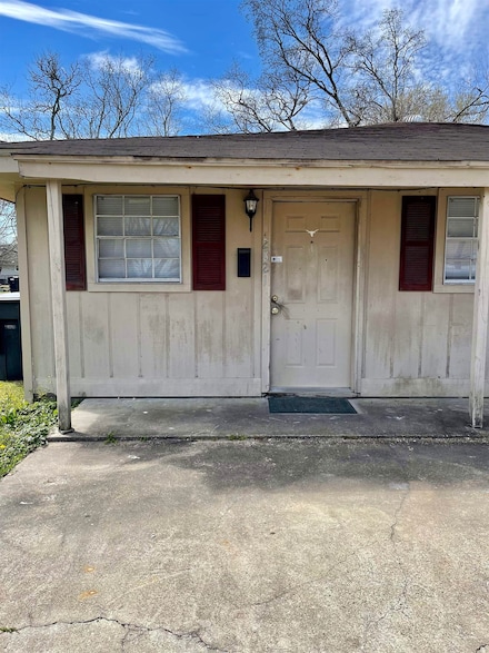 2821 Pearl Ave, Groves, TX 77619