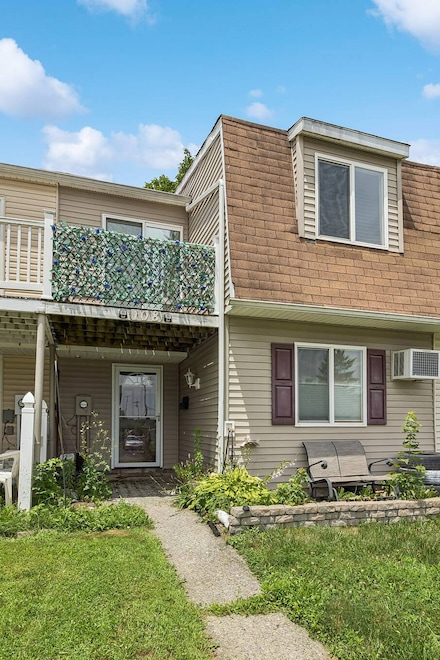 108 Chrystal Dr, Maybrook, NY 12543