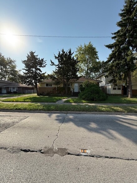 1037 E 142nd St, Dolton, IL 60419
