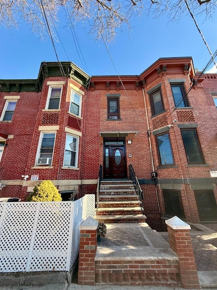 5741 58th St, Maspeth, NY 11378