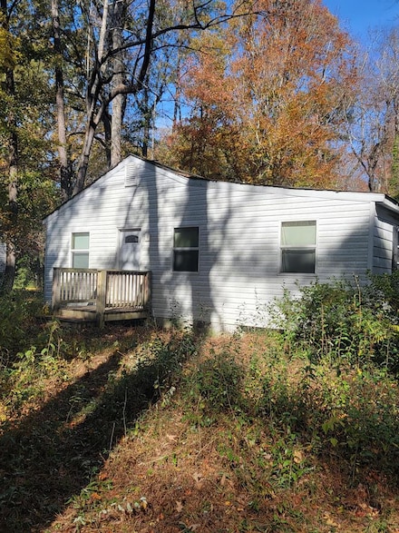 89 Poplar Dr, Hartfield, VA 23071