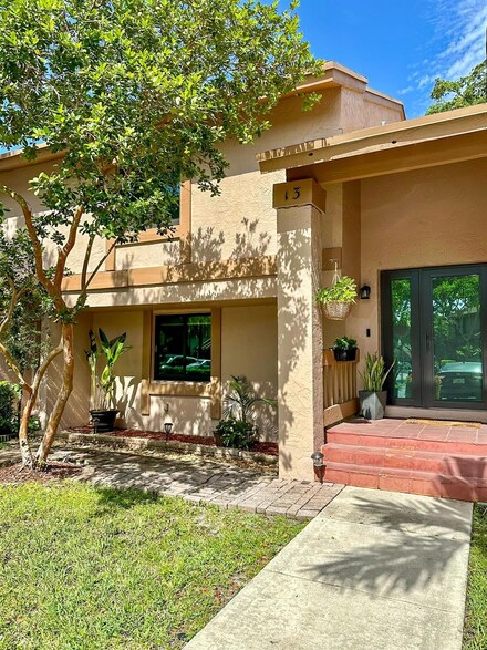13 Chestnut Cir, Hollywood, FL 33026