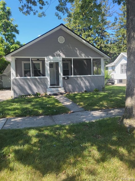 1618 Greenwich St, Saginaw, MI 48602