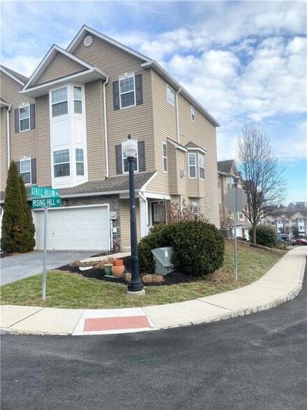 2259 Rising Hill Rd, Whitehall, PA 18052