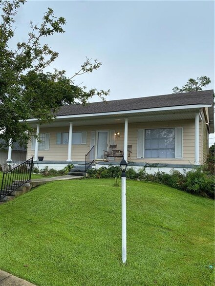 208 Amapola Cir, Terrytown, LA 70056