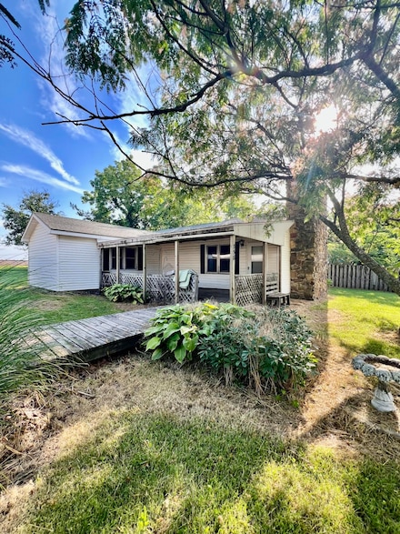 558 W Ragsdale St, Seymour, MO 65746