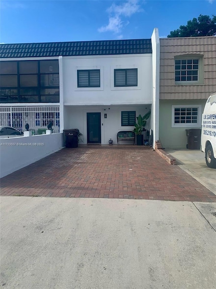 869 W 80th Place, Hialeah, FL 33014