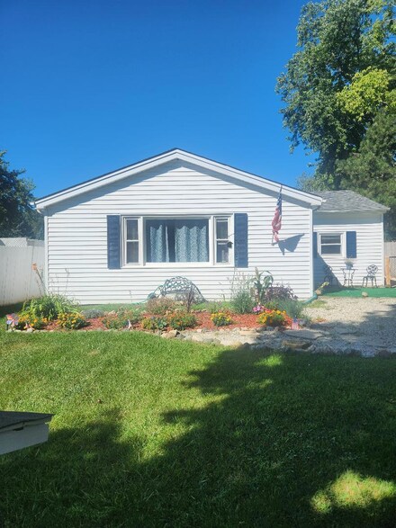 42184 N 1st Ave, Antioch, IL 60002