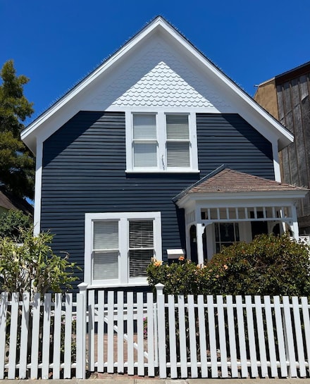 224 16th St, Pacific Grove, CA 93950