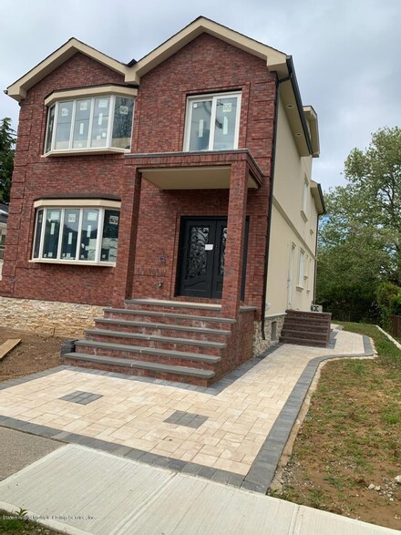37 Hull Ave, Staten Island, NY 10306